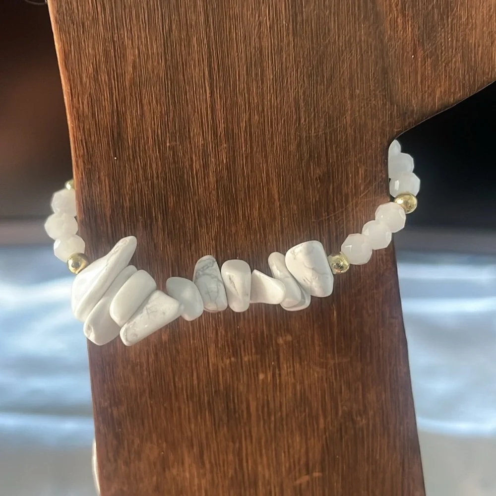 Chic White Natural Stone and Gold Beaded Bracelet Adjustable - Picture 5 of 5